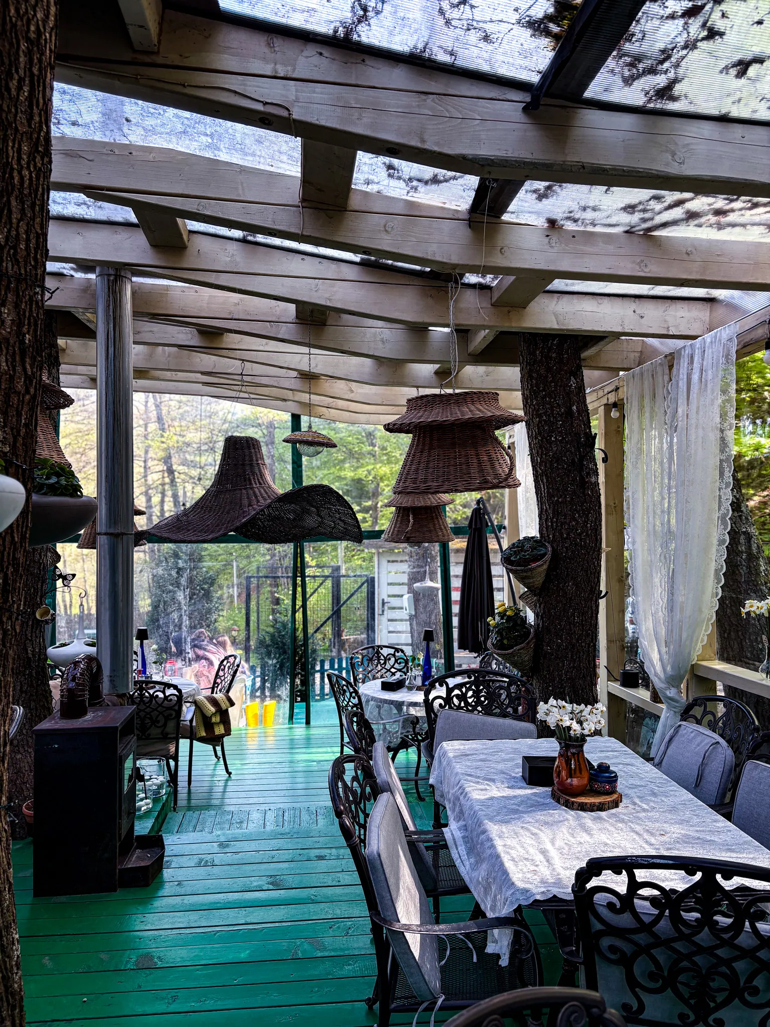 Zona de servire din terasa bistro